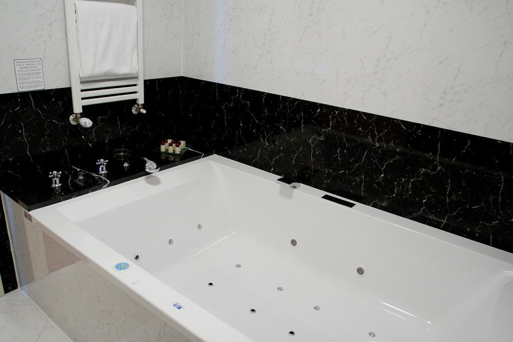 אנזולה נל'אמיליה Hotel Maxim חדר תמונה